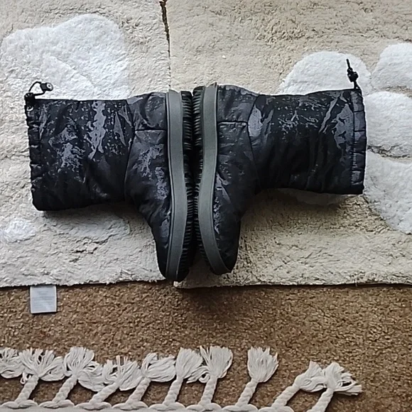 Bogs Black Camouflage 9 Women's Winter Boots NWOT - Picture 2 of 15
